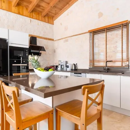 Sleeps 6 Pool Air Con Wifi