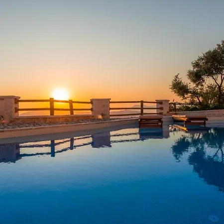 Sleeps 6 Pool Air Con Wifi *